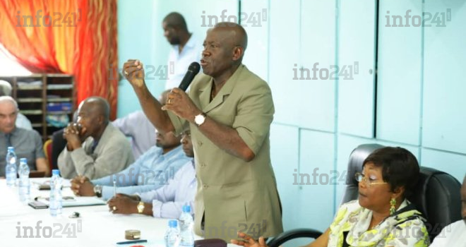 Reforme des bourses&nbsp;: le ministre Michel Menga &laquo;&nbsp;humilié&nbsp;&raquo; par des syndicalistes en colère 