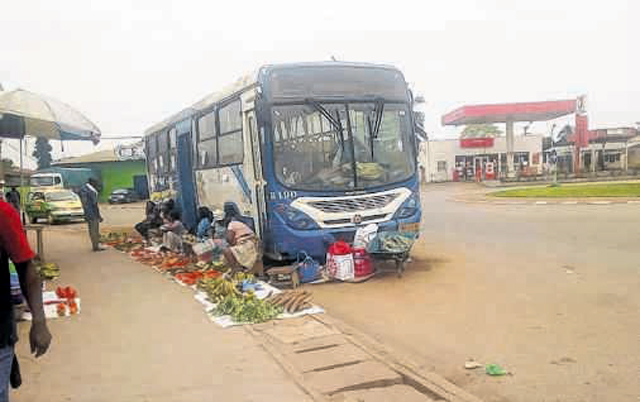 Un bus de la Sogatra abandonné depuis plus d’un an à Mouila&nbsp;!