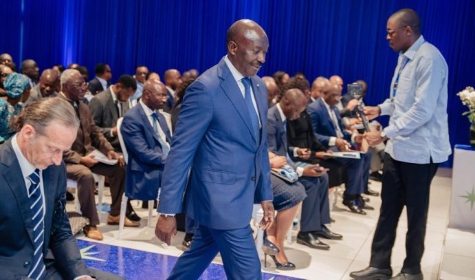 Ministre et patron de banque à la fois&nbsp;: Henri-Claude Oyima temporise son départ de BGFIBank