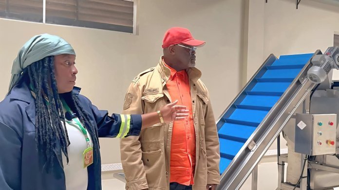 Après 10 mois de cavale et de défiance, l’ex fugitif Opiangah de retour au Gabon en star des affaires&nbsp;!