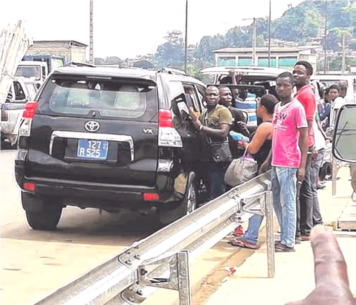 Quand un véhicule de l’Etat gabonais fait aussi dans le clando&nbsp;!