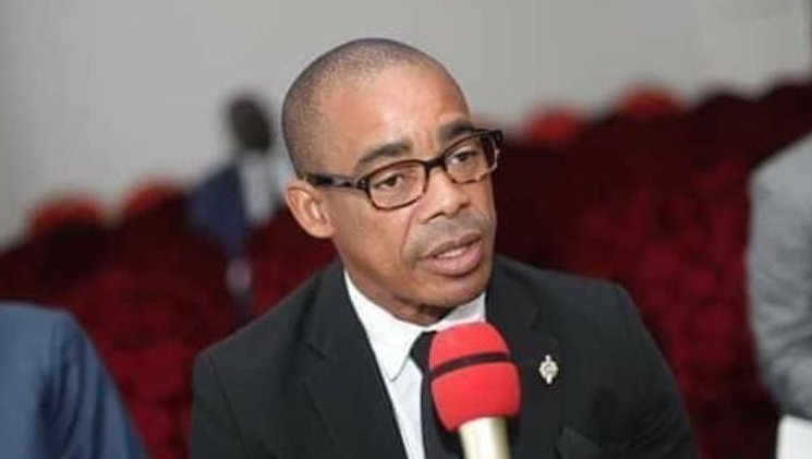 À peine nommé, le nouveau ministre gabonais de la Communication déjà en tenue d’Adam sur la toile