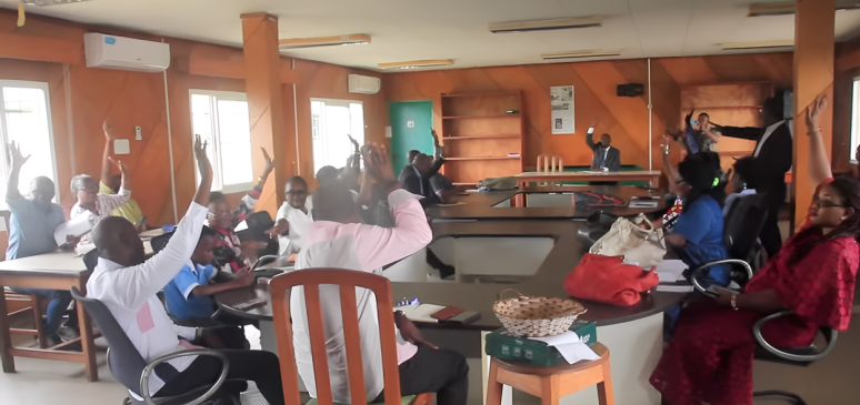 UOB&nbsp;: Les profs en colère crient à la mauvaise gouvernance et exigent leurs 565 millions de dette