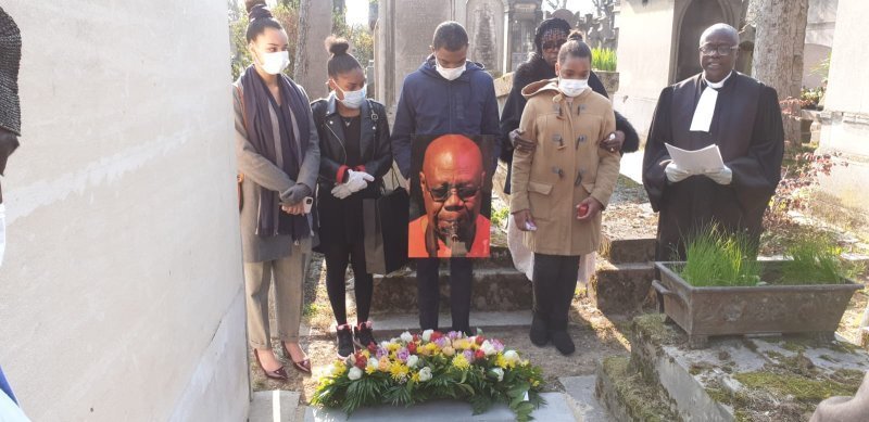 Les proches de Manu Dibango se recueillent sur sa tombe