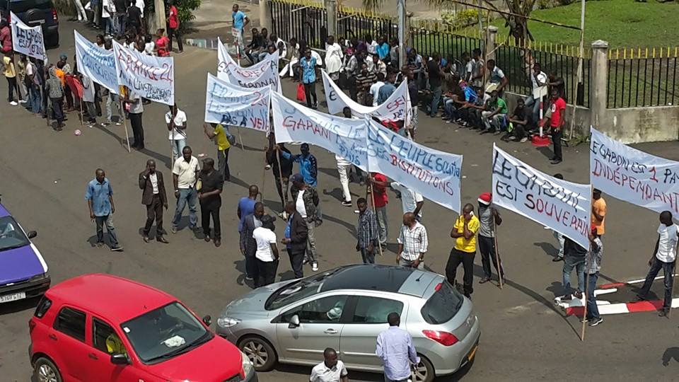 Une poignée de gabonais proche du pouvoir, manifeste contre la France à Libreville