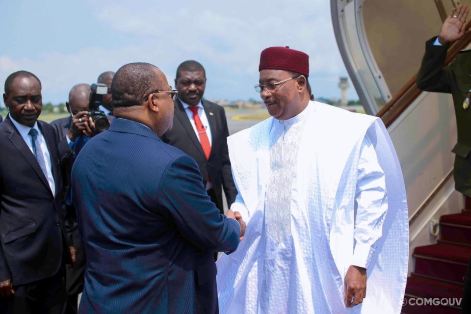 Mahamadou Issoufou accueilli à sa descente d’avion par Julien Nkoghe Bekale