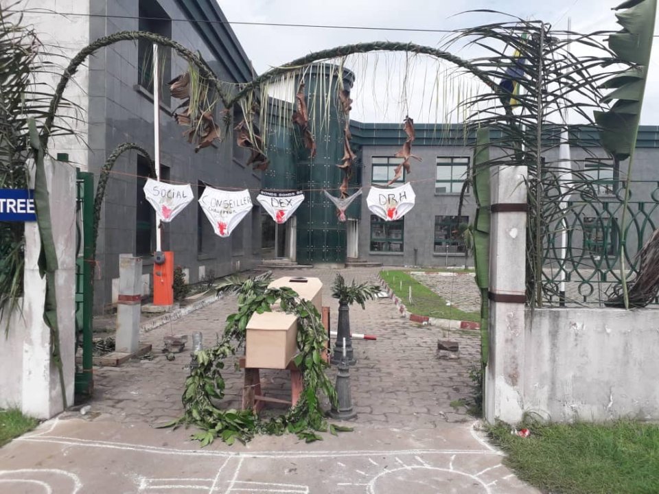 Un cercueil et des slips ensanglantés pour le siège de Satram à Port-Gentil