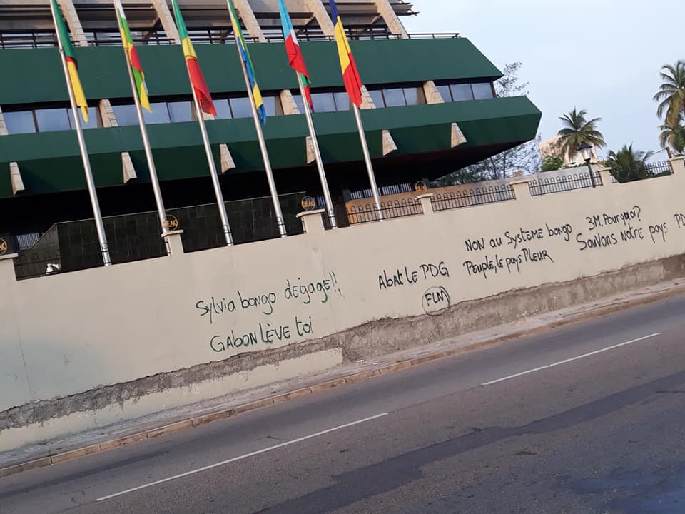 Des tags anti-Bongo ornent le siège de la BEAC à Port-Gentil